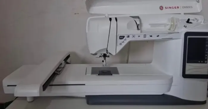 Bordadeira Singer EM9305 