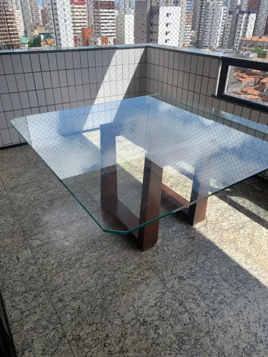 Vendo mesa quadrada 1,6m X 1,6m com tampo de vidro de 15mm de espessura. Base com cupim