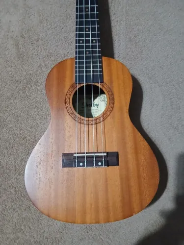 Vendo ukulele Shelby