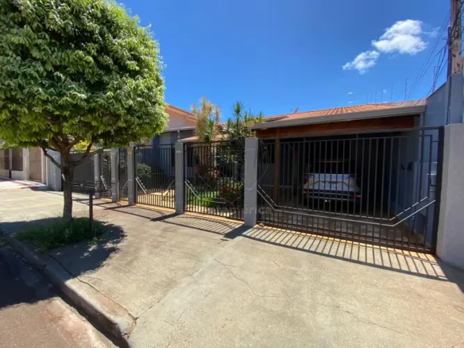 Casa para alugar ou vender com piscina, 5 quartos sendo 1 suíte na Região Oeste de Londrin