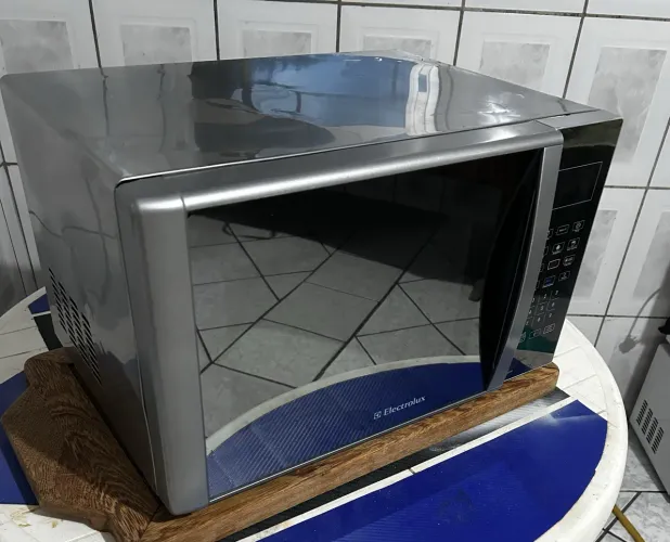 Micro-ondas Electrolux espelhado em ótimo estado