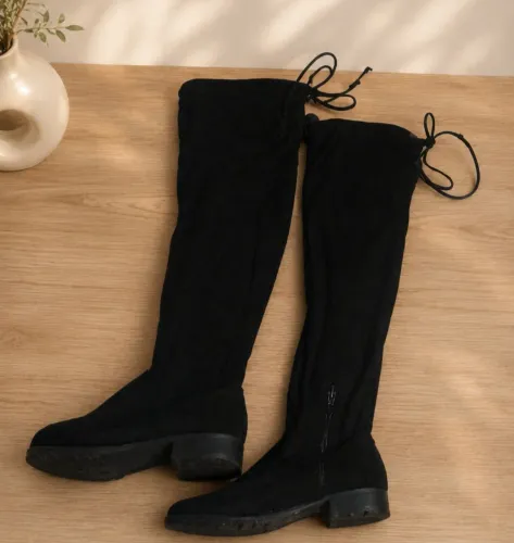 Bota preta cano alto veludo