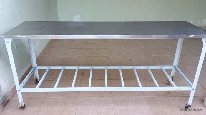 Balcão de inox com rodinhas .