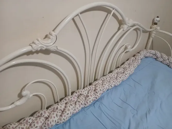 Cama americana branca relíquia com 1 colchão solteiro