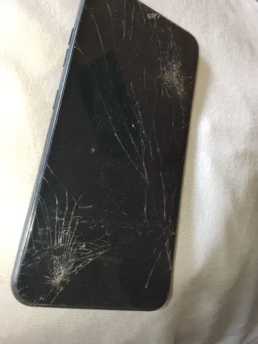 Vendo celular quebrado para conserto ou retiradas de peças.