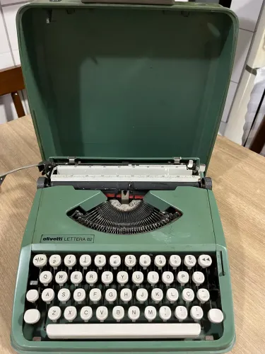 Máquina de escrever portátil Olivetti Lettera 82