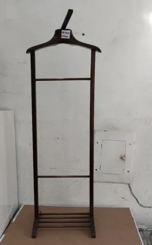 Mancebo cabideiro clássico antigo