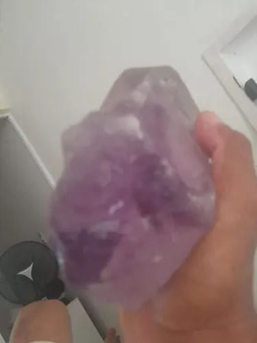 Quarso roxo pedra pesando um quilo quinhentos e vinte sete gramas