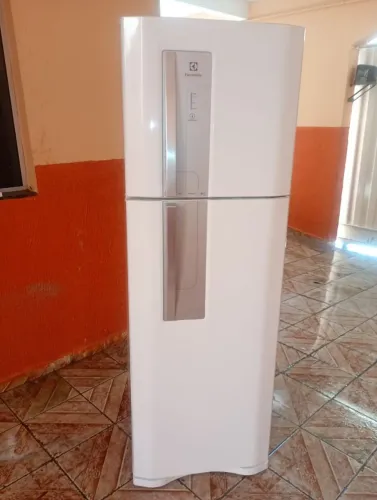 Geladeira 220v Frost Free Eletrolux df42x semi nova funcionando perfeitamente entrego