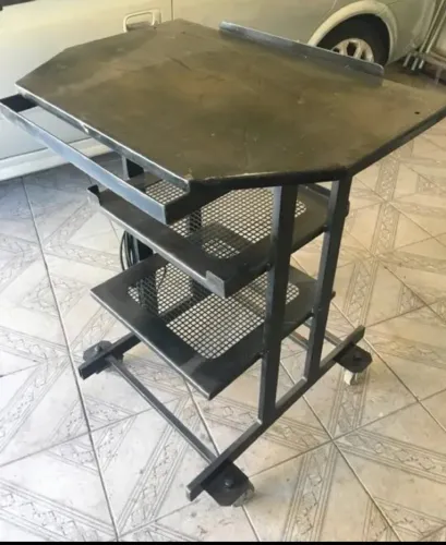 Mesa em aço reforçada