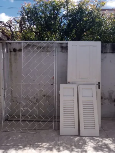 Porta e janela completa com grade.