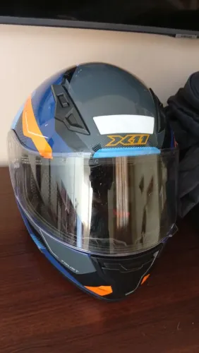 Capacete X11 Trust, tamanho 58, semi-novo e muito bem conservado.