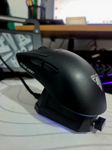 Mouse Gamer JeDEL WD139 - 58g, Sem Fio 2.4G/BT, Base Carregadora com RGB