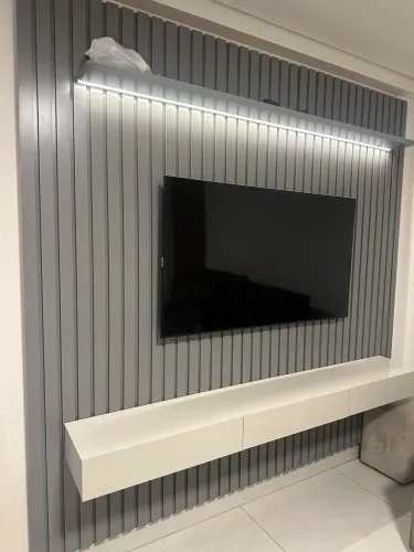 Painel ripado cinza com led