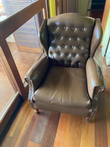 Poltrona Bergére original em couro 95 alt x 74 larg x 66 prof