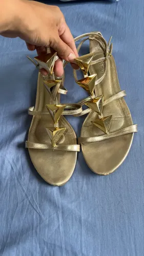 Sandália Schütz dourada 38