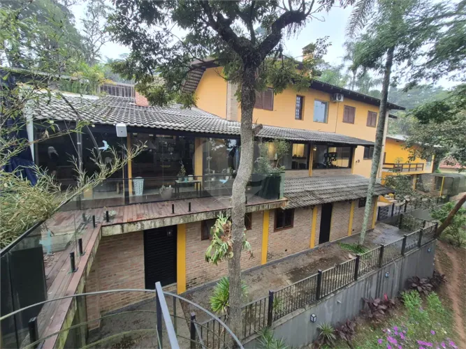 Sobrado com 4 quartos para locação em Roseira - SP