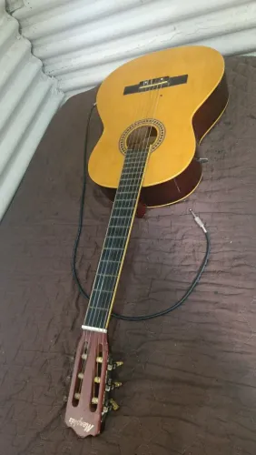 Violão elétrico, regulado por um profissional para ser adequado aos iniciantes! 7.4.9
