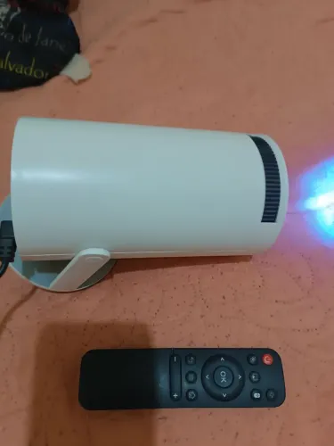 Projetor HY300 ANDROID EM PERFEITO ESTADO, CONTROLE ESTA APENAS RACHADO NO MEIO