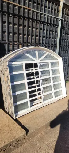 JANELA 100X150 4FLS C/GRADE E ARCO GRAVIA