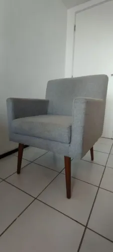 Poltrona em linho semi nova