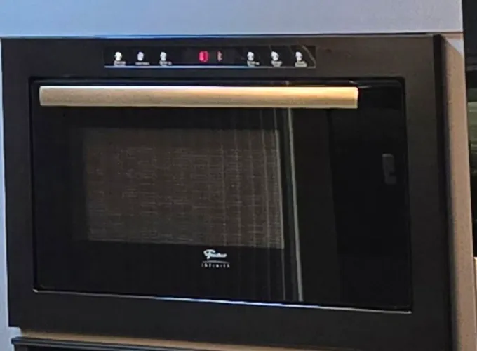 Forno micro-ondas de embutir da marca Fischer.