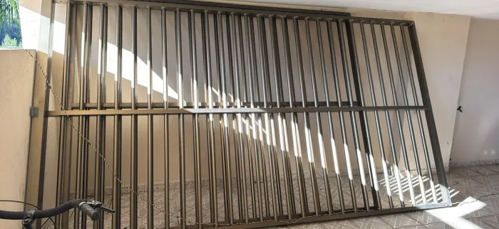 Vendo 2 Portões de garagem em alumínio