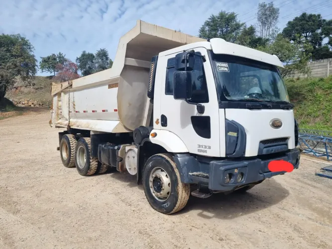 Cargo 3133 ano 2015 6x4 caçamba 