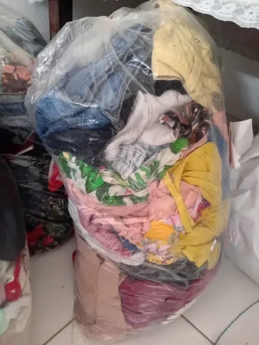 Sacos de roupas para doação.
