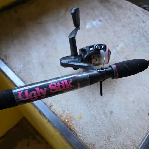 2 Varas De Pescar Ugly Stik Com Molinete - Super Resistente