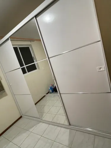 Guarda-Roupa Kappesberg com 3 portas de correr - Branco com Espelho - em excelente estado