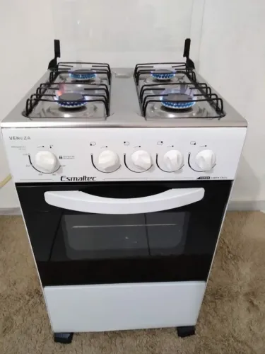 Vendo fogão " ESMALTEC " BEM CONSERVADO " O FORNO ESTÁ NOVO "