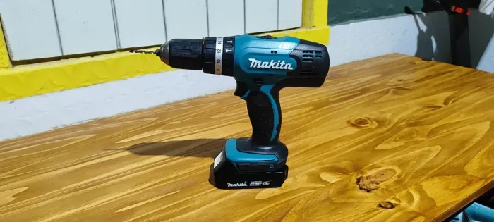 Parafusadeira/Furadeira de Impacto Makita DHP453 18V COM BATERIA<br><br>