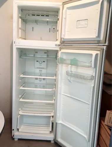 Vendo Geladeira com defeito