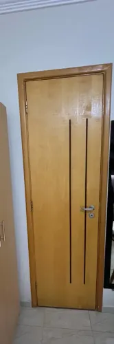 Porta de Madeira com Frisos Decorativos - Acabamento Amadeirado