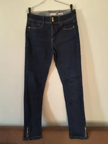Calça jeans cigarrete com detalhe na barra