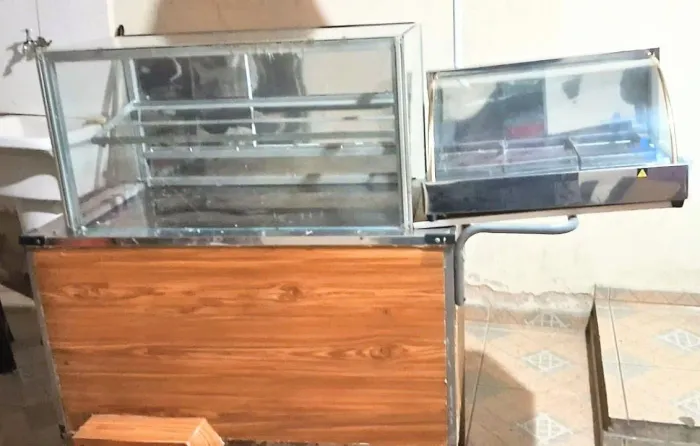 Carrinho de lanches com estufa, guarda sol e bolsas de gelo 