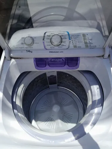 Vendo uma máquina Lavar eletrolux 14 kls foncionando branco