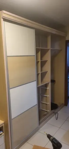 Roupeiro de três portas de trilho com espelho 