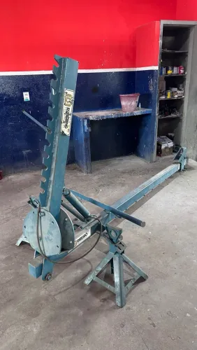 Equipamentos e ferramentas para oficina mecânica.