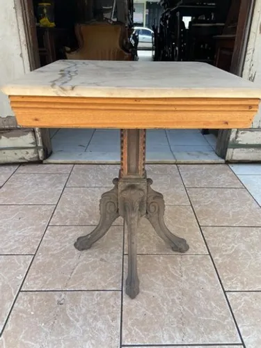 Mesa Lateral com Pé de Ferro e Tampo de Mármore