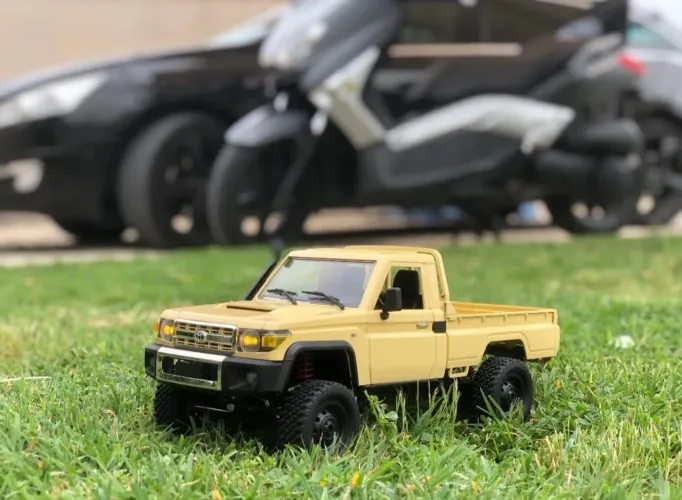 Carrinho de controle remoto Tração 4x4 Toyota