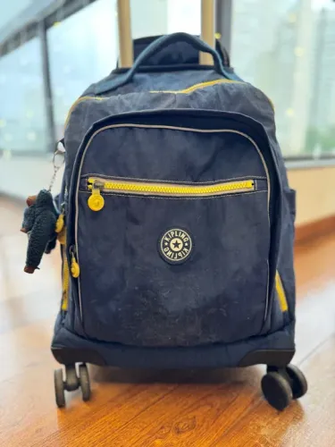 Mochila Kipling Zea Rolling Backpack - Azul Marinho e Detalhes em Amarelo Limão