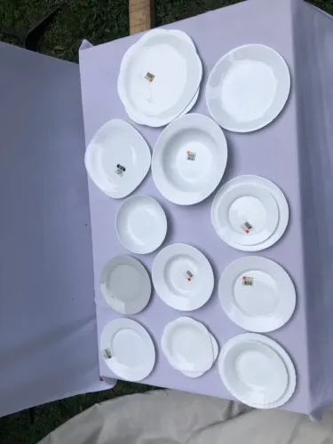 Conjunto de louças brancas novas importadas.