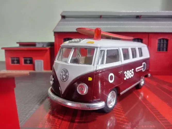 MINIATURA VOLKSWAGEN KOMBI CLASSICAL BUS 1962 - FIRE SURF 3865 - ESCALA 1/32 FAB KINSMART