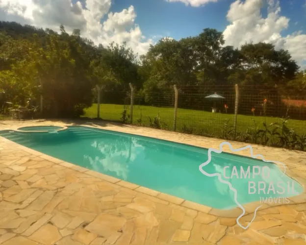 Linda chácara formada e próxima da cidade! Com casa boa, piscina e lago!