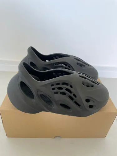 Tênis adidas Yeezy Foam Runner - Preto - Tamanho 36 (BR)