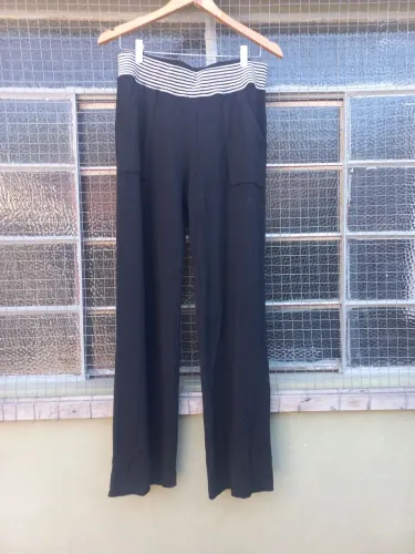 Calça de Moletom Preta com Detalhe em Branco