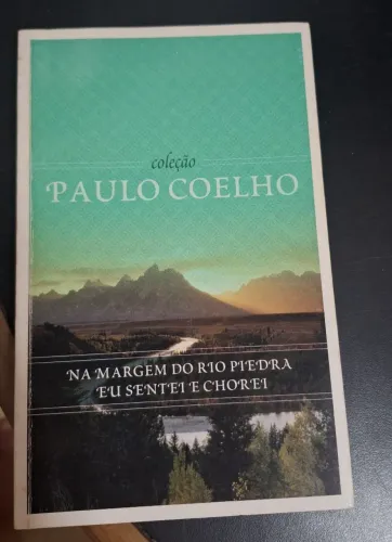 Livro Na Margem do Rio Piedra Eu Sentei e Chorei