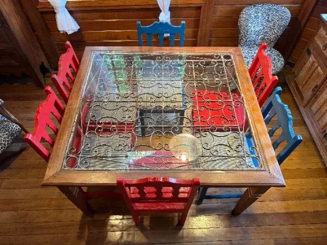 Mesa Rústica madeira maciça e vidro com 6 Cadeiras Coloridas Charme e Exclusividade